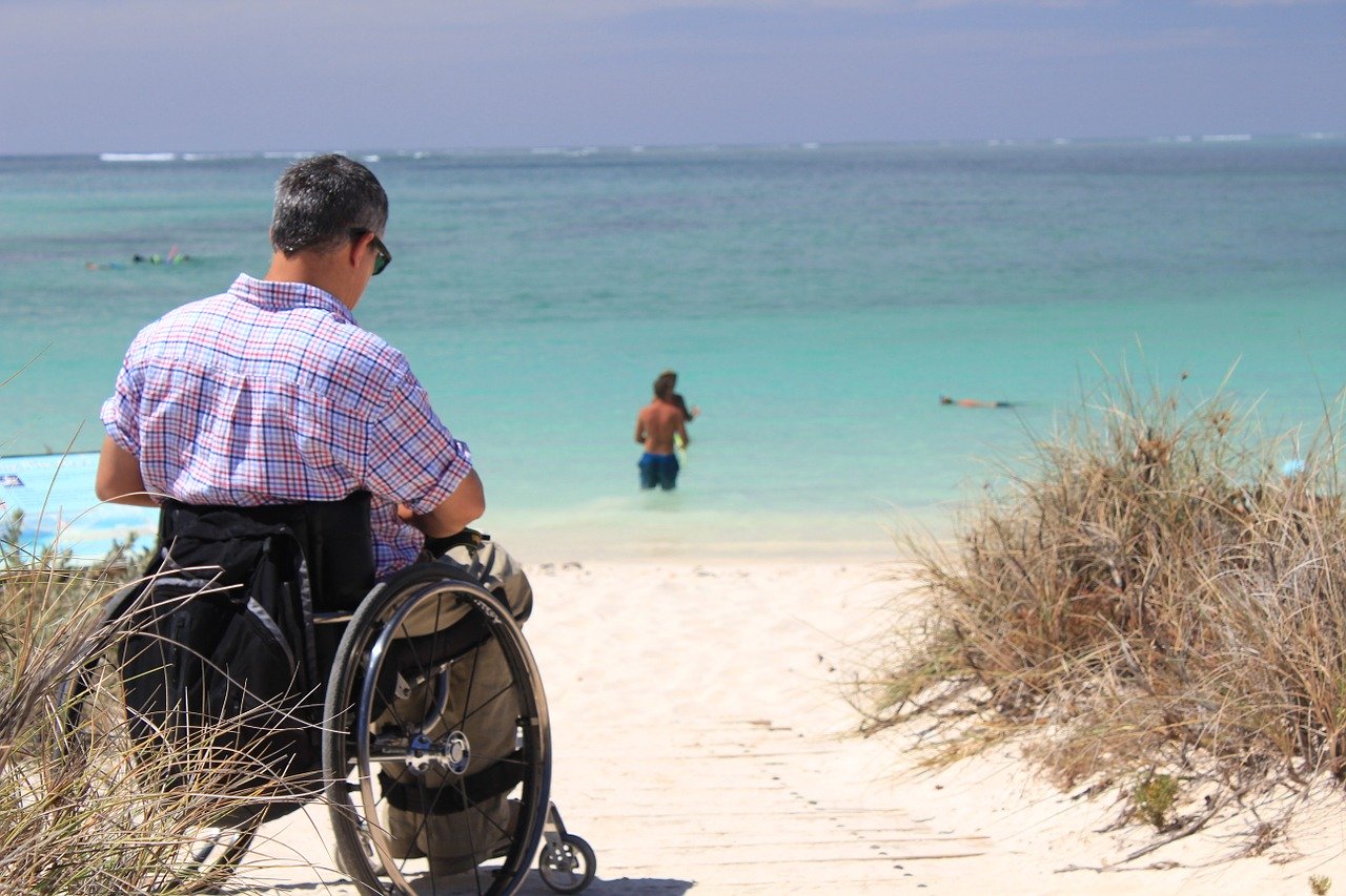 Rollstuhlfahrer am Strand - Barrierefreier Urlaub