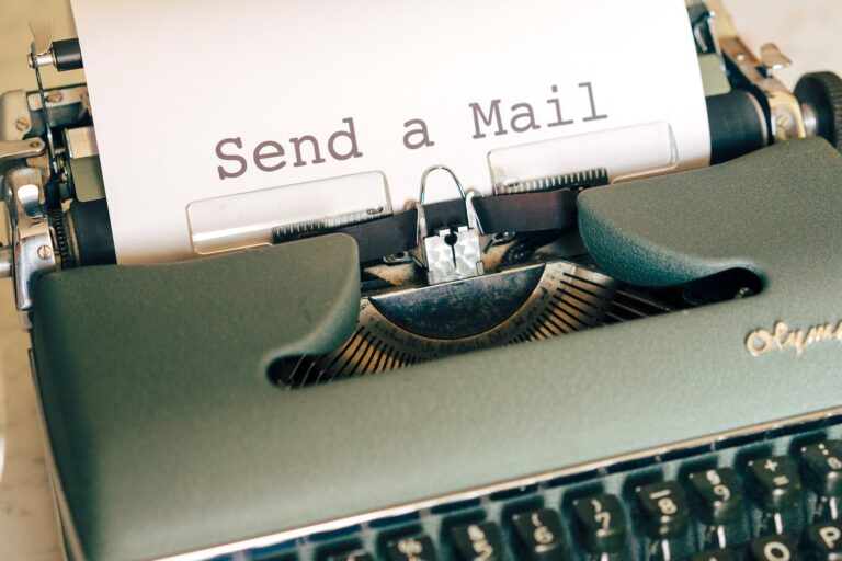 Altes Faxgerät mit Aufschrift "Send a Mail"